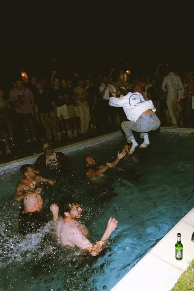 Fiesta en la piscina de noche en un viaje de fin de curso